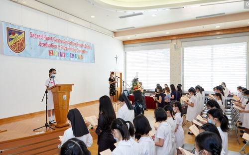 明星面试小学生,小学生展现非凡风采